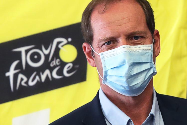  Tour de France direktør Christian Prudhomme - med mundbind - redegjorde forleden i Nice som første etapeby om de omfattende sikkerhedsforanstaltninger.  Foto: Valery Hache/Ritzau Scanpix