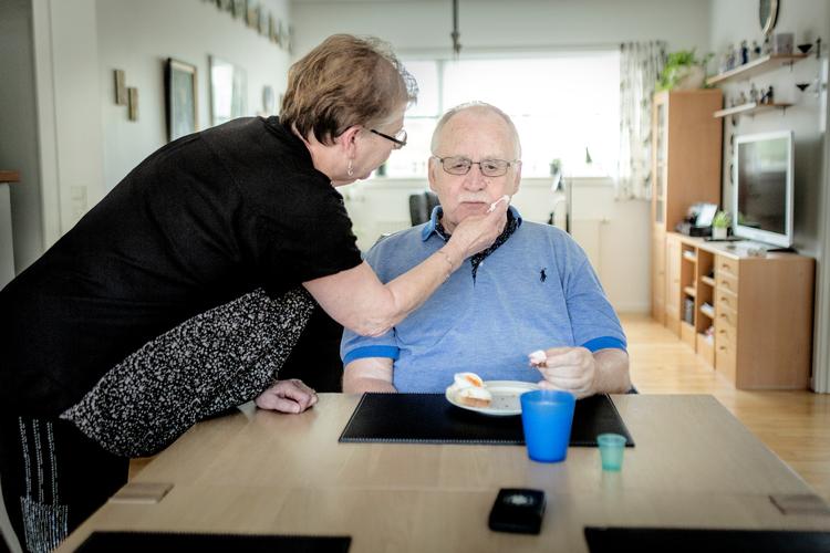 Lena Halling har i fem år passet Leif Halling, siden han fik en slem hjerneblødning. Foto: Mads Nissen/POLFOTO
