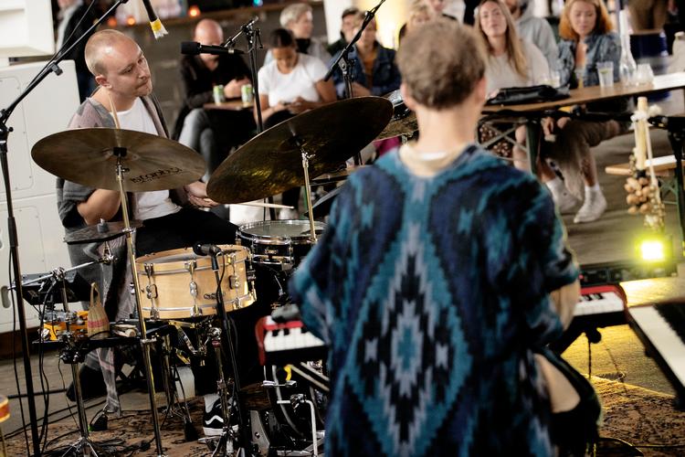 Den danske dj og jazzconnoisseur Jonas Visti havde inviteret duoen Yellow Spoon til at afslutte koncertrækken af 'Tirsdagsjazz' på Reffen. Konceptet har været så stor en succes, at det nu fortsætter ind i efteråret. Foto: Peter Hove Olesen/POLFOTO