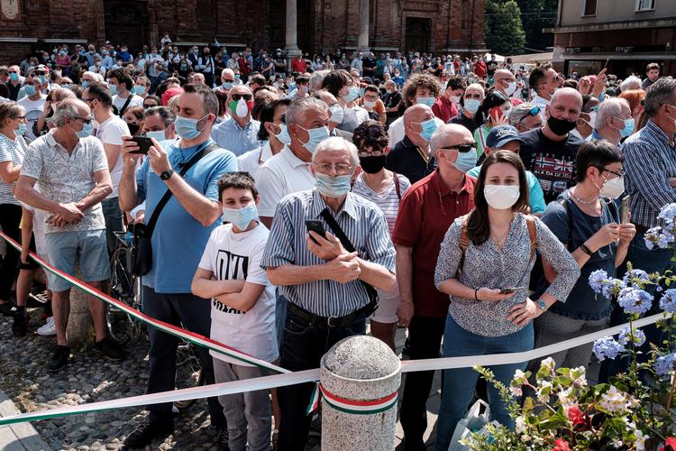  Borgere samledes på pladsen foran rådhuset i Codogno, da den italienske præsident, Sergio Mattarella, i juni besøgte byen.  Foto: Marzio Toniolo/Ritzau Scanpix
