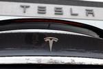 Politiken har fået kritik for at bringe en artikel, hvor avisens politiske redaktør kører rundt i en Tesla, der er stillet gratis til rådighed af firmaet. Foto: David Zalubowski/Ritzau Scanpix