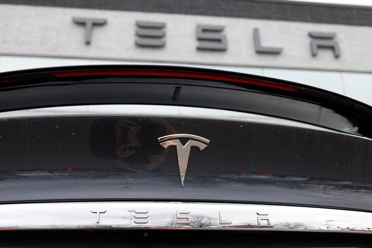 Politiken har fået kritik for at bringe en artikel, hvor avisens politiske redaktør kører rundt i en Tesla, der er stillet gratis til rådighed af firmaet. Foto: David Zalubowski/Ritzau Scanpix