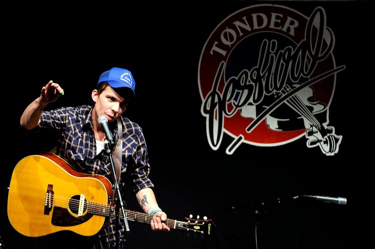 Justin Townes Earle ses her under en koncert på Tønder Festival.  Foto: Carsten Andreasen/POLFOTO