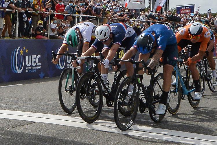 Giacomo Nizzolo (med mørkeblå hjelm) presser lige netop cyklen over stregen foran franskmanden Arnaud Démare og tyskeren Pascal Ackermann og sikrer sig EM-guld.
 Foto: Damien Meyer/Ritzau Scanpix