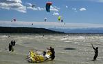 Kitesurfers ses ved søen Ammersee i det sydlige Tyskland. Landet har den seneste tid har en stigning i antallet af smittede med coronavirus, og nu fraråder Norge rejser til landet.  Foto: Christof Stache/Ritzau Scanpix