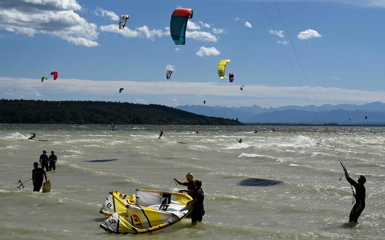 Kitesurfers ses ved søen Ammersee i det sydlige Tyskland. Landet har den seneste tid har en stigning i antallet af smittede med coronavirus, og nu fraråder Norge rejser til landet.  Foto: Christof Stache/Ritzau Scanpix