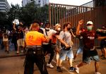 Barcelona fans tiltvinger sig adgang til Camp Nou onsdag aften efter de har samlet sig i opstandelse over Messis bebudede afgang fra klubben.  Foto: Nacho Doce/Ritzau Scanpix