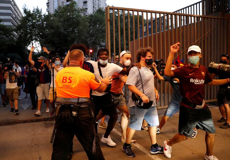 Barcelona fans tiltvinger sig adgang til Camp Nou onsdag aften efter de har samlet sig i opstandelse over Messis bebudede afgang fra klubben.  Foto: Nacho Doce/Ritzau Scanpix