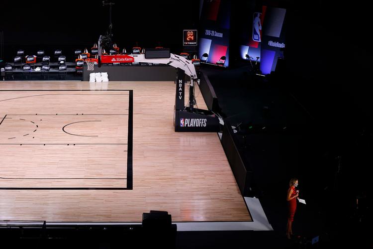 En tom basketballbane i Florida, hvor der skulle være afholdt slutspilskampe i NBA-ligaen. Foto: Kevin C. Cox/Ritzau Scanpix