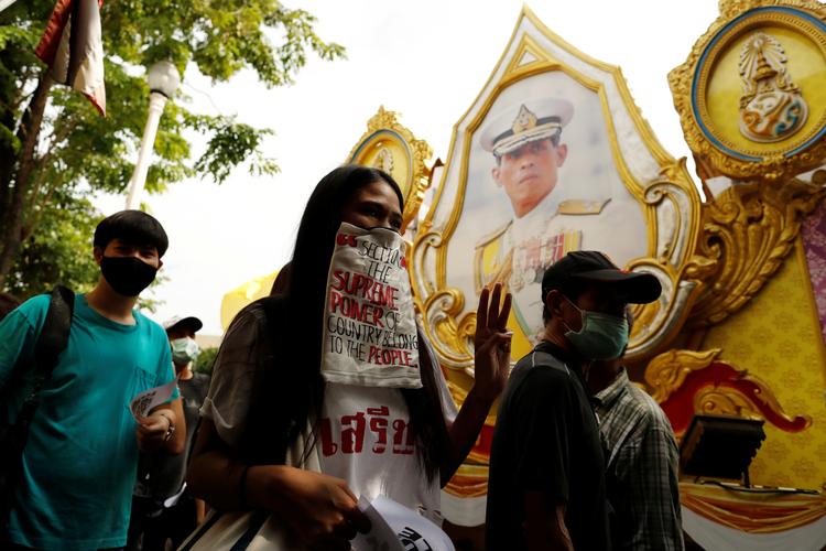 Demonstranter går forbi et billede af den thailandske konge Maha Vajiralongkorn ved en af de seneste ugers protester.    Foto: Jorge Silva/Ritzau Scanpix