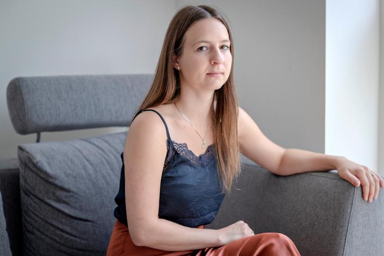 30-årige Pernille Nielsen har allerede nu en plan for, hvordan hun kan gå på pension cirka 10 år, før politikerne ellers 'giver hende lov'. Hun og kæresten har lige købt hus i Jyllinge, som skal betales ud inden pensionen.    Foto: Valdemar Ren/POLFOTO