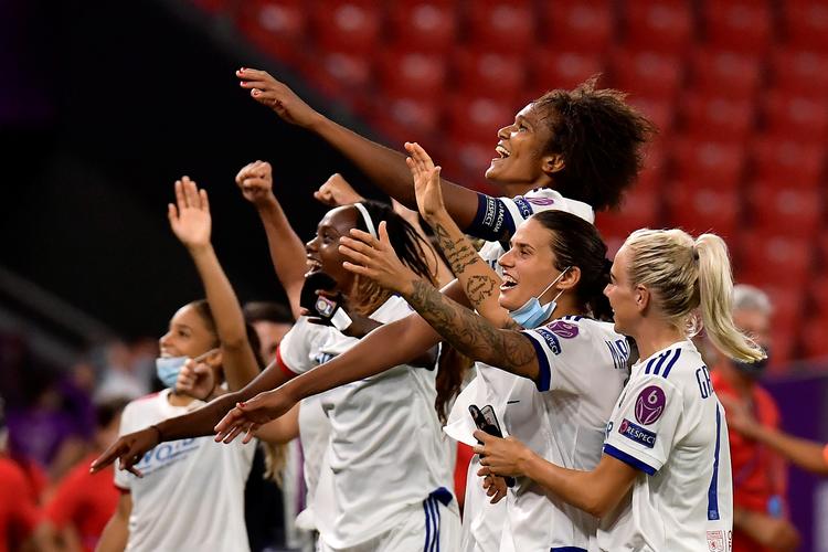 Lyons målscorer Wendie Renard (øverst) fejrer onsdag aftens sejr over PSG i Champions League-semifinalen. Foto: Pool/Ritzau Scanpix