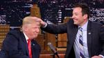 I den afsluttende del af valgkampen i 2016 fik talkshowvært Jimmy Fallon lejlighed til selv at undersøge, om præsidentkandidat Trumps hår var ægte. Screendump 