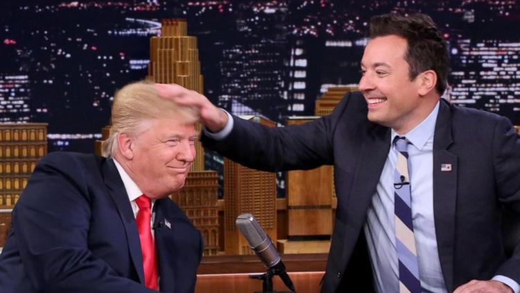 I den afsluttende del af valgkampen i 2016 fik talkshowvært Jimmy Fallon lejlighed til selv at undersøge, om præsidentkandidat Trumps hår var ægte. Screendump 