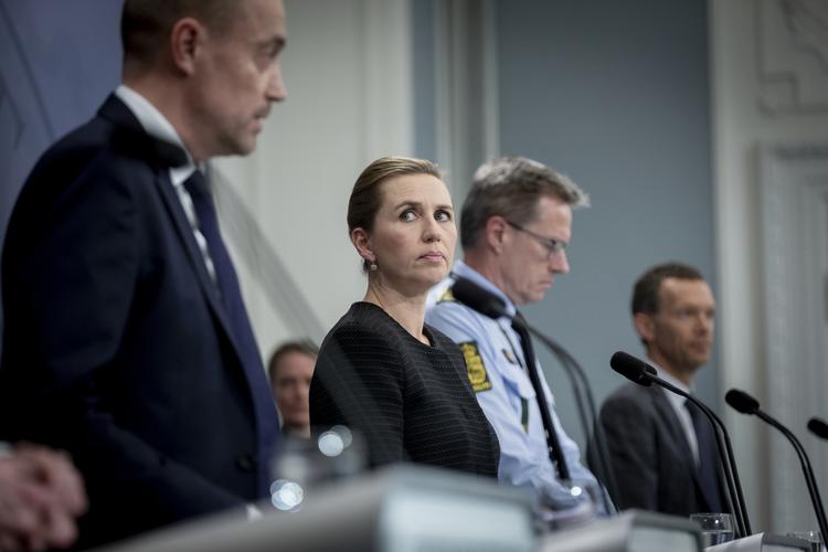 Danskerne mener, at regeringen, med Mette Frederiksen (S) i spidsen, har klaret coronakrisen til ug. Foto: Mads Nissen/POLFOTO