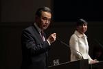 Kina har én gang tidligere straffet Norge for uddelingen af Nobels Fredspris. Menn torsdag advarede den kinesiske udenrigsminister, Wang Yi, om, at det kan ske igen. Ordene faldt på en pressekonference i Oslo, mens han stod ved siden af den norske udenrigsminister Ine Eriksen Søreide. Foto: Ntb Scanpix/Ritzau Scanpix
