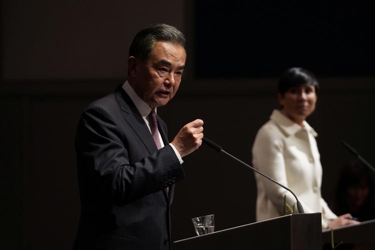 Kina har én gang tidligere straffet Norge for uddelingen af Nobels Fredspris. Menn torsdag advarede den kinesiske udenrigsminister, Wang Yi, om, at det kan ske igen. Ordene faldt på en pressekonference i Oslo, mens han stod ved siden af den norske udenrigsminister Ine Eriksen Søreide. Foto: Ntb Scanpix/Ritzau Scanpix