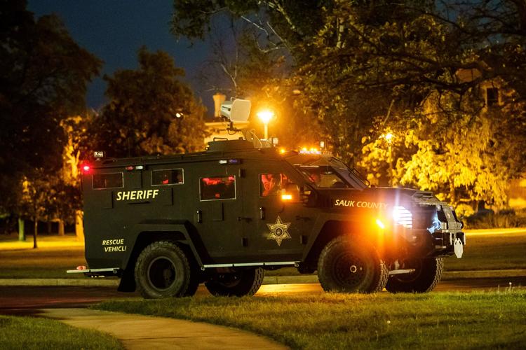 En armerete politibil holder vagt i Kenosha for at forhindre uroligheder.  Foto: Kerem Yucel/Ritzau Scanpix