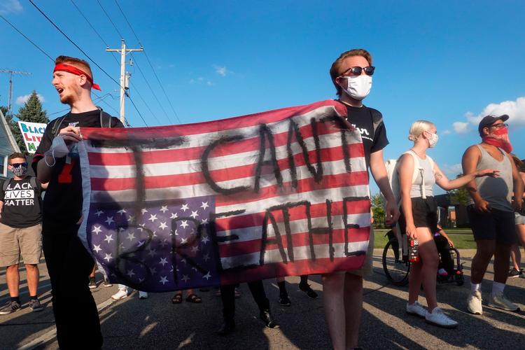 Black Lives Matter-demonstranter i Kenosha, der i flere dage har været præget af meget voldsomme optøjer efter en anholdelse af en sort mand, der blev skudsåret af politiet. Foto: Scott Olson/Ritzau Scanpix