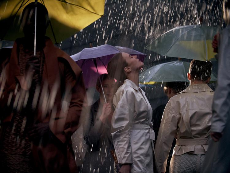 Lenina Crowne bruger sit liv på at arbejde og dyrke meningsløs sex ligesom alle andre i New London, indtil hun finder ud af, hvor fedt det er at lytte til Lou Reed og være monogam. Foto: HBO Nordic