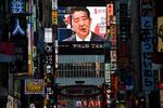 Shinzo Abe ses her på en storskærm i Tokyo, hvor han fortæller, at han efter otte år som landets leder går af på grund af forværret sygdom . Foto: Philip Fong/Ritzau Scanpix