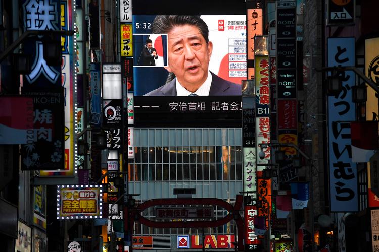 Shinzo Abe ses her på en storskærm i Tokyo, hvor han fortæller, at han efter otte år som landets leder går af på grund af forværret sygdom . Foto: Philip Fong/Ritzau Scanpix