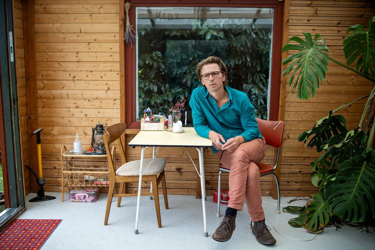 Peder Frederik Jensen har i arbejdet med sin nye roman været inspireret af Hans Kirks 'Fiskerne', men også af tv-serien 'The Wire' om narkomiljøet i Baltimore, hvor han især er begejstret for, hvordan ghettosproget og politijargonen er meget ærligt gengivet.  Foto: Jesper Houborg/POLFOTO