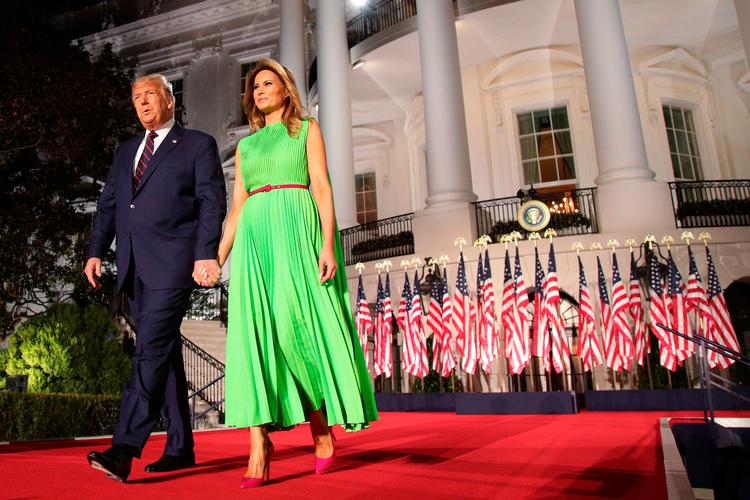     WASHINGTON, DC - AUGUST 27: U.S. President Donald Trump arrives on stage with first lady Melania Trump to deliver his acceptance speech for the Republican presidential nomination on the South Lawn of the White House on August 27, 2020 in Washington, DC. Trump gave the speech in front of 1500 invited guests. Alex Wong/Getty Images/AFP == FOR NEWSPAPERS, INTERNET, TELCOS &amp; TELEVISION USE ONLY ==   Foto: Alex Wong/Ritzau Scanpix