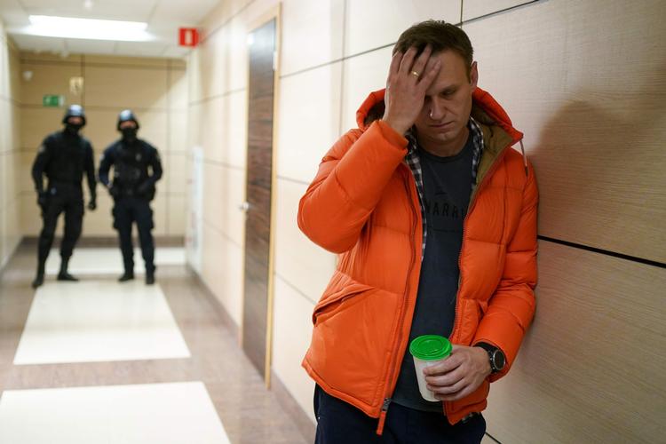 Forgiftet. Den russiske oppositionsleder Aleksej Navalnij  forsøger nu at komme sig på et specialhospital i Berlin  efter et formodet attentat med forgiftet te. Foto: Dimitar Dilkoff/Ritzau Scanpix