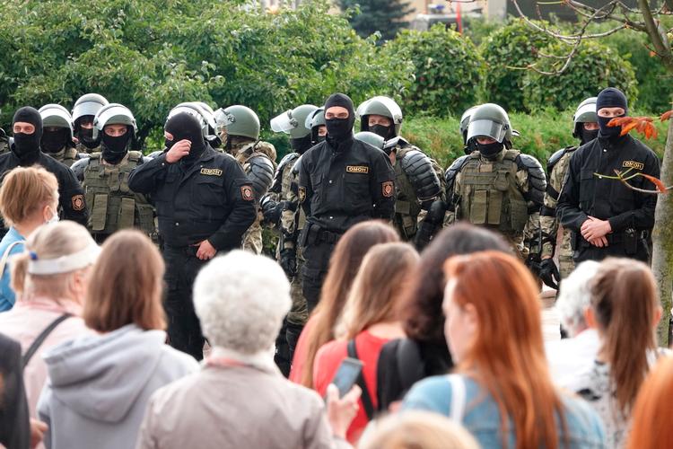 Siden valget 9. august har det hviderussiske politi haft flere sammenstød med demonstranter og journalister. Særligt behandlingen af journalister har fået international kritik for at være hård og strategisk. Foto: Ulf Mauder/Ritzau Scanpix