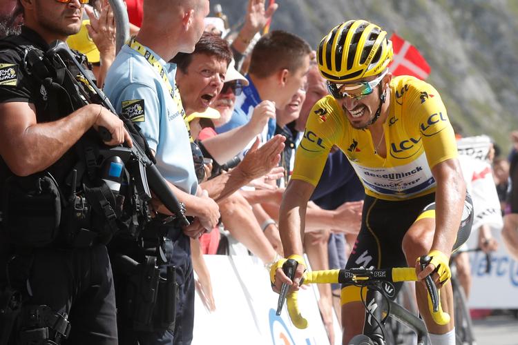 Med sine 14 dage i gult og to etapesejre fik Julian Alaphilippe sidste år status som fransk folkehelt, men jubelscener i en tætpakket tilskuerskare som på billedet tillader coronarestriktionerne næppe denne gang på de franske veje.  Foto: Thibault Camus/Ritzau Scanpix