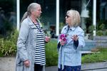 Demenskoordinator Charlotte Rugh (th.) er i haven med Sus, der er beboer på plejecentret Bakkegården i Bagsværd, for at plukke blomster.   Foto: Annika Byrde/POLFOTO