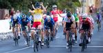 Tobias Lund suser iført den gule førertrøje over stregen som vinder af 2. etape i ungarsk Nations Cup-løb. Foto: Visegrad4Juniors)., 