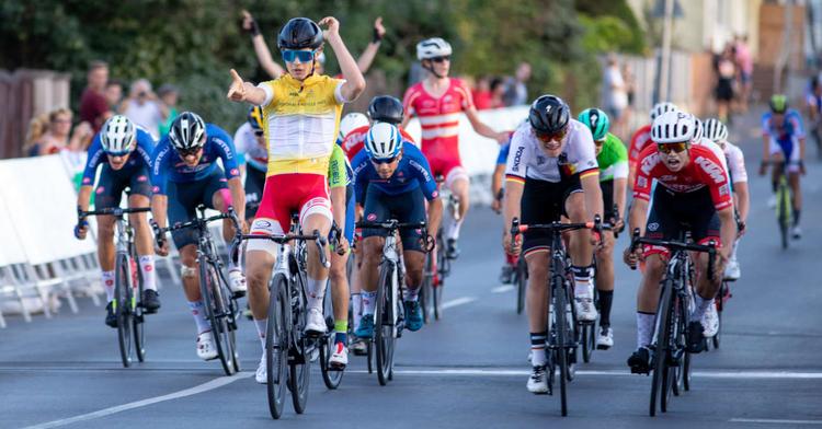 Tobias Lund suser iført den gule førertrøje over stregen som vinder af 2. etape i ungarsk Nations Cup-løb. Foto: Visegrad4Juniors)., 