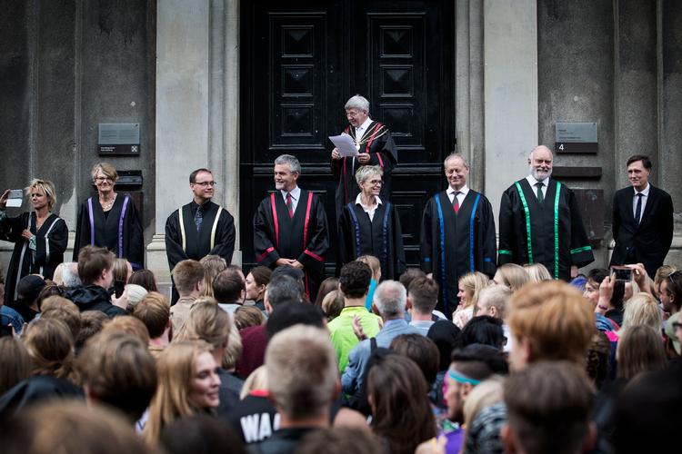 Københavns Universitets rektor, dekaner, prorektorer og universitetsdirektør tager opstilling på universitetets hovedtrappe og byder de nyimmatrikulerede studerende velkommen.  Arkivfoto Rune Aarestrup Pedersen
