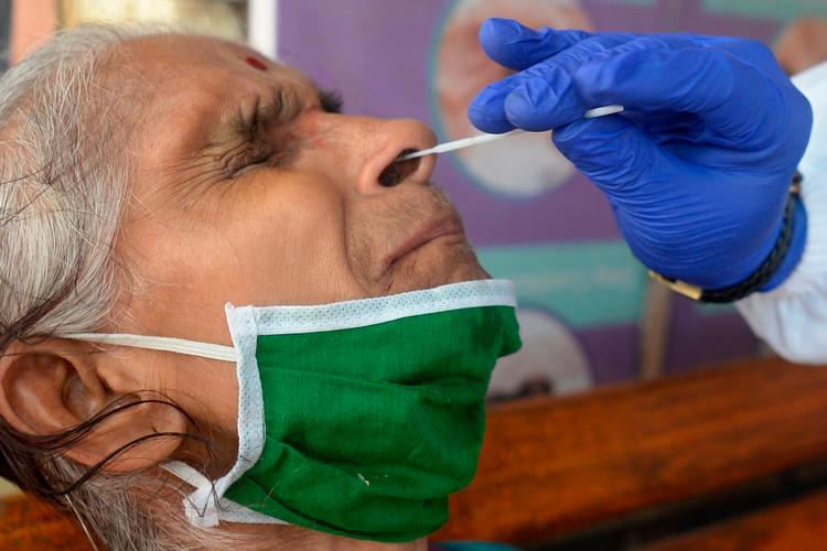 I Mumbai, hvor millioner lever i tætpakkede slumkvarterer – og hvor op til 10 personer deler et enkelt værelse – har coronavirussen vist sig vanskelig at slå ned. Foto: Indranil Mukherjee/Ritzau Scanpix