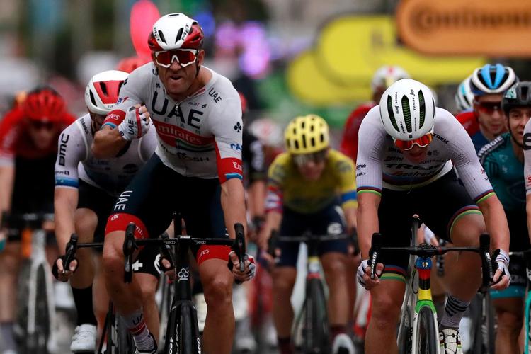 Alexander Kristoff vinder spurten foran den danske verdensmester, Mads Pedersen. Foto: Christophe Petit Tesson/Ritzau Scanpix