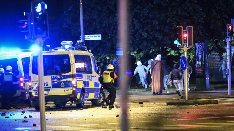 Demonstranter i kamp mod svenske politi i aftes.  Foto: 50090 Tt/Ritzau Scanpix