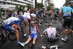 Den franske stjerne Thibaut Pinot sidder på jorden omgivret af bekymrede holdkammerater efter at være styrtet 3 km, fra mål. Franskmanden kom tilsyneladende ikke noget alvorligt til.. Til højre for Pinot har Sunwebs schweizer Marc Hirschi og Astanas kaptajn Miguel Angel Lopez (141) ligeledes været af cyklen.
 Foto: Anne-christine Poujoulat/Ritzau Scanpix