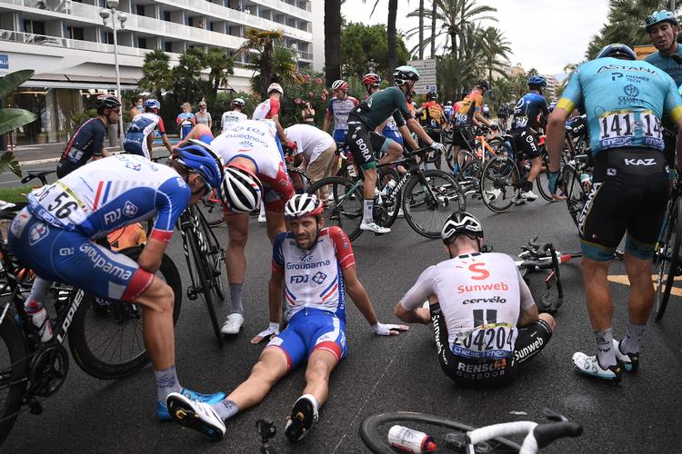 Den franske stjerne Thibaut Pinot sidder på jorden omgivret af bekymrede holdkammerater efter at være styrtet 3 km, fra mål. Franskmanden kom tilsyneladende ikke noget alvorligt til.. Til højre for Pinot har Sunwebs schweizer Marc Hirschi og Astanas kaptajn Miguel Angel Lopez (141) ligeledes været af cyklen.
 Foto: Anne-christine Poujoulat/Ritzau Scanpix