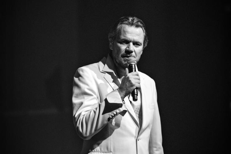 Peter Sommer sang hver eneste tone, som bar den på en vigtig betydning, da han lørdag aften gav den første koncert i Vega efter coronaen. Foto: Valdemar Stroe Ren/POLFOTO