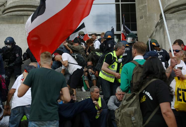 Tyske betjente holder demonstranter væk fra parlamentet i Berlin.  Foto: Christian Mang/Ritzau Scanpix