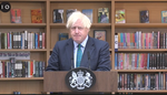 Boris Johson foran de sigende bogtitler.  Foto: Screendump fra Downing Street 10's video fra skolebesøget.