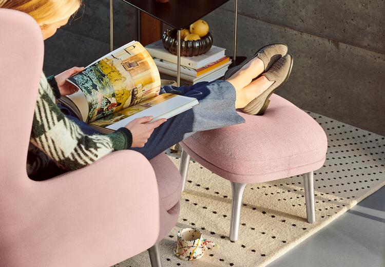 Hygge kom til at betyde mere i forhold til af-hygge i løbet af 2020. Og blandt andet blev møblerne betrukket med rolige kulører til afløsning for modernismens mantra om rene hvide overflader.  Foto: Pr-foto