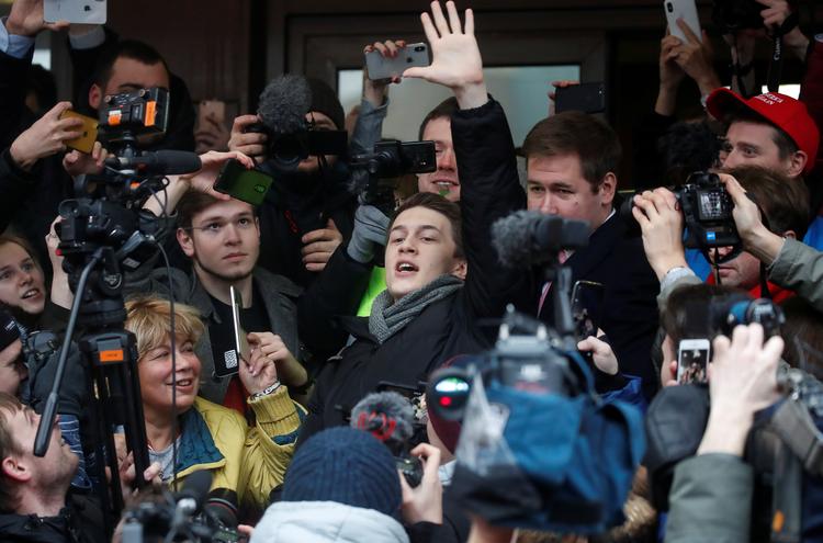  To ukendte gerningsmænd skal have overfaldet regeringskritiker Jegor Zjukov foran hans lejlighed. Foto: Maxim Shemetov/Ritzau Scanpix