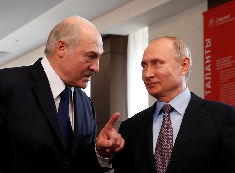 De baltiske lande går sammen om at sanktionere cirka 30 hviderussiske embedsmænd, herunder præsident Lukasjenko, der her ses med den russiske præsident, Vladimir Putin.  Foto: Pool New/Ritzau Scanpix
