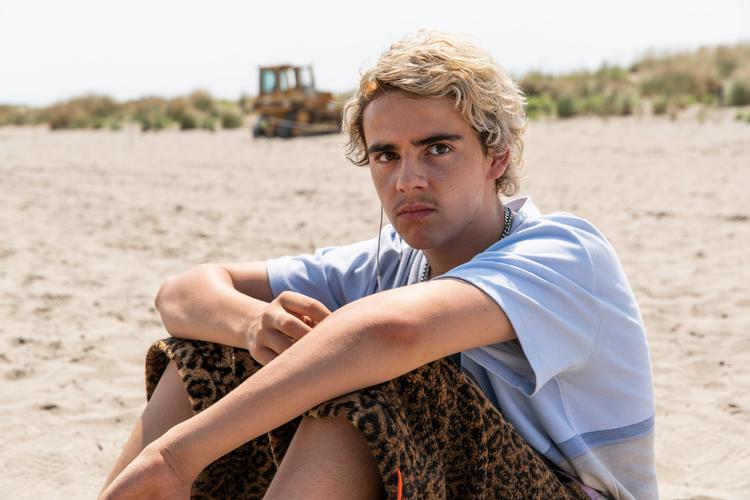 Jack Dylan Grazer spiller den utilpassede teenager Frazer i serien og er ny på militærbasen.  