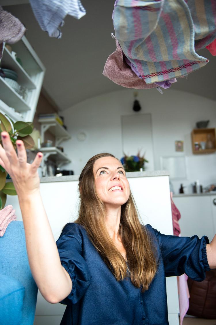 Alle mennesker har indimellem rod i hjemmet - og det gælder også oprydningscoach Sanne Severinsen, som i sit firma viser folk vejen til at gøre oprydning til »en spændende, lærerig og overskuelig proces«.  Foto: Annika Byrde