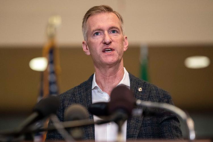     Borgmester Ted Wheelers angreb på Donald Trump har med et gjort ham til en kendt personlighed. Men i sin egen by han  er presset af tilhængere af lov og orden, mens andre mener, at borgmesteren svigtet demonstranterne.  Foto: Nathan Howard/Ritzau Scanpix