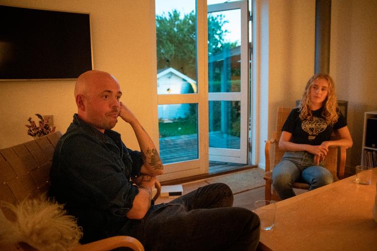 Lisa Pleidrup fortæller Kevin Leo, at han har været en afgørende faktor i at få hende ud af ensomhed i skoletiden. Blandt andet ved at introducere hende for musik, der i dag har afgørende betydning i hendes hverdag. Foto: Janus Engel/photographer